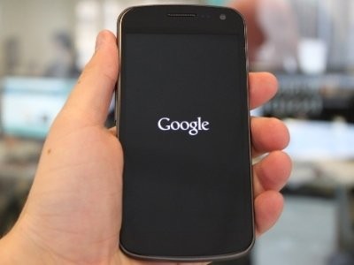Samsung Galaxy Nexus: Nếu bạn đang tìm kiếm trải nghiệm Android đến từ Google bạn nên sử dụng Galaxy Nexus. Đây là điện đầu tiên chạy phiên bản Android mới mà Google cho ra mắt vào năm ngoái. Máy có màn hình lớn 4.65-inch, khả năng quay video HD 720p, camera chụp ảnh và kết nối mạng 4G.